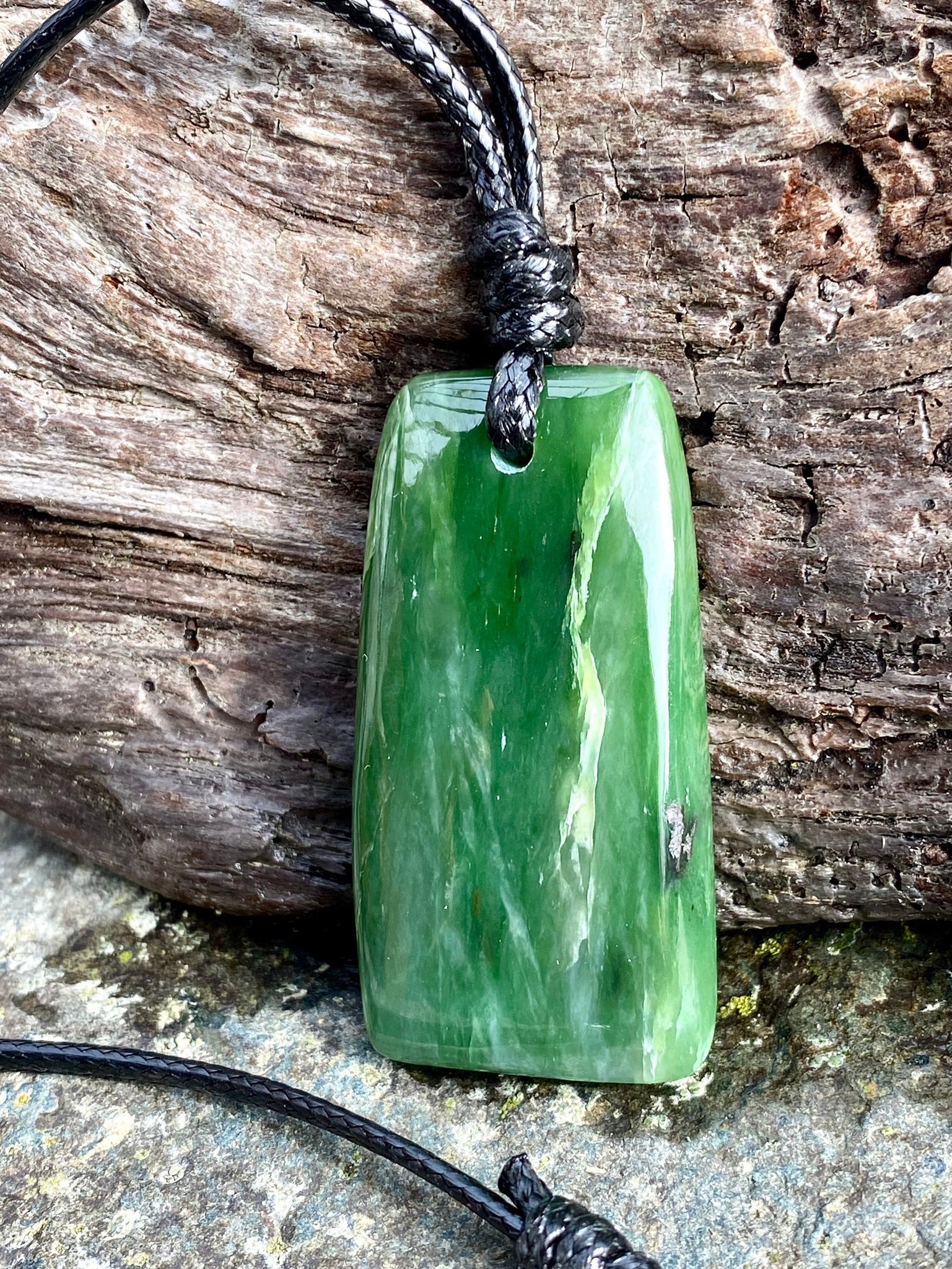 NEPHRITE JADE AND 18K GOLD NECKLACE | Cure Thrift